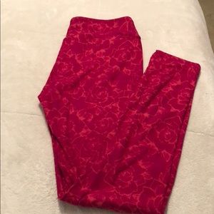 New LuLaRoe O/S leggings with roses on them